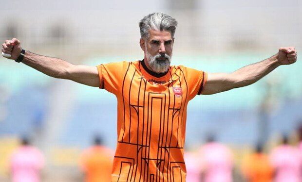 عقاب آسیا در آغوش داود فنایی/عکس