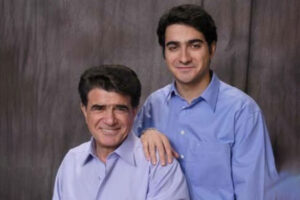 عکس | تصویری کمتر دیده شده از محمدرضا و همایون شجریان در مراسم انار خوران