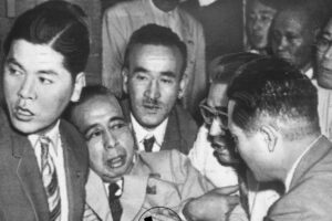 ببینید | تکرار تاریخ؛ تصاویری زیرخاکی از لحظه ترور پدربزرگ شینزو آبه در سال ۱۹۶۰