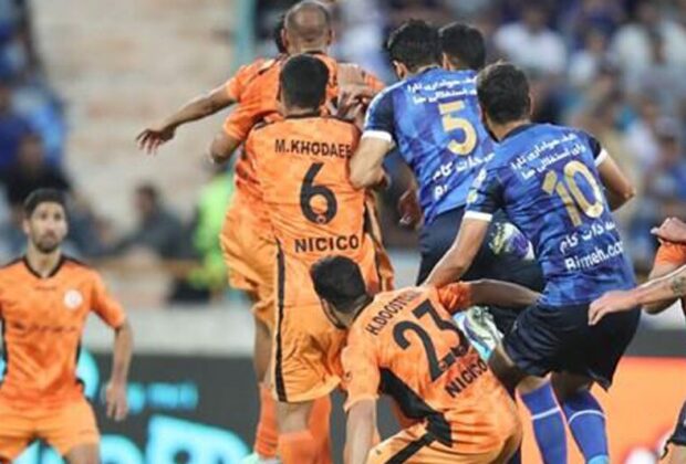 ببینید  اشتباه عجیب دروازه‌بان استقلال در بازی مقابل مس