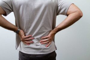 چرا دچار کمردرد می‌شویم؟ ۱۱ توصیه مهم