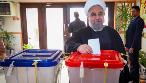 حسن روحانی رأی خود را به صندوق انداخت +عکس