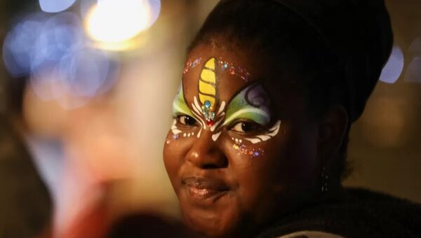 تصاویر  روش وحشتناک زنان قبیله آفریقایی برای داشتن لب‌های زیبا