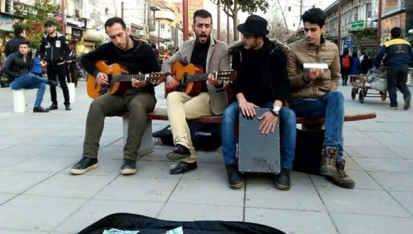 ببینید  استعداد خارق‌العاده یک خواننده خیابانی ایرانی در اجرای آهنگ اسپانیایی