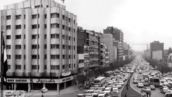 تهران قدیم پلیس زن راهنمایی و رانندگی در خیابان‌های تهران/ عکس