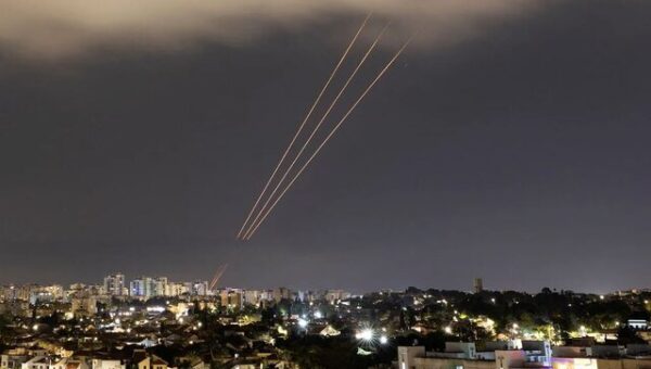 ببینید  تصاویر جدید از پرواز موشک‌های ایران در شب حمله به اسرائیل