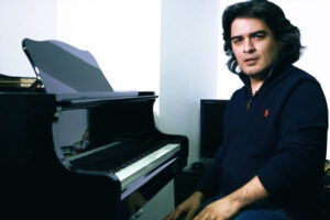 ببینید  حرکت دور از ذهن سامان احتشامی با پیانو