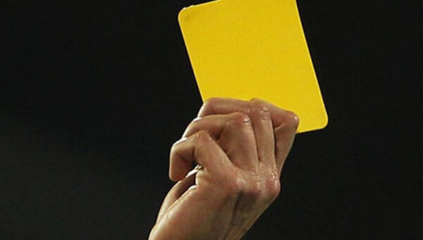 رشوه های فوتبال، حتی به بحث مردم در صف نانوایی هم تبدیل شده/چه کسی باید کارت زرد بگیرد؟
