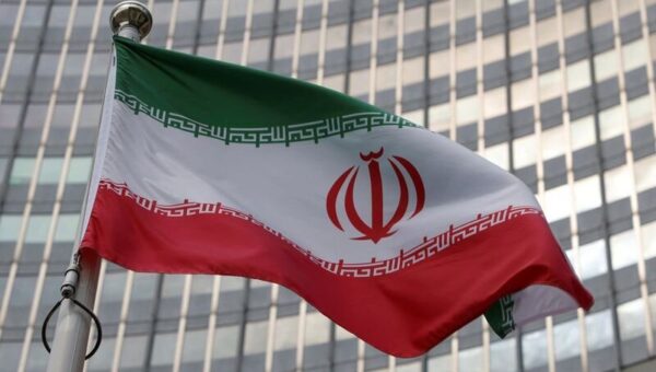 عکس  تصویر خبرگزاری آمریکایی از اهتزاز پرچم ایران در دانشگاه دولتی ارواین کالیفرنیا