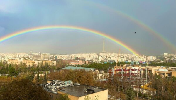 ببینید  پدیدار شدن رنگین کمان زیبا در آسمان تهران پس از باران عصرگاهی