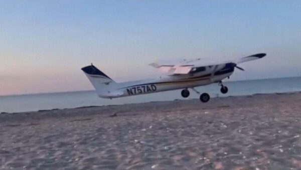 ببینید  لحظه پراسترس فرود اضطراری خلبان ۶۰ ساله در ساحل پس از گزارش خرابی موتور