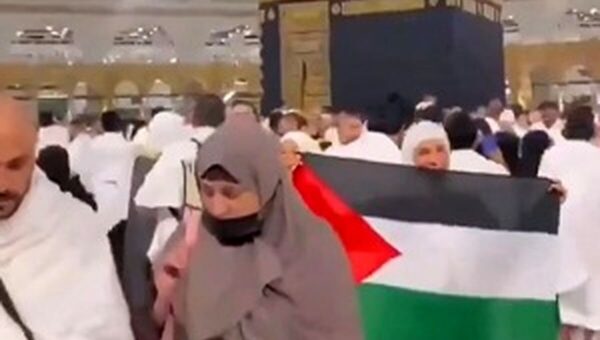 ببینید  جلوگیری افسران پلیس سعودی از عکس گرفتن یک زن با پرچم فلسطین مقابل کعبه