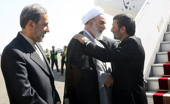 عکس  بوسه محمدی گلپایگانی بر پیشانی محمود احمدی‌نژاد روی باند فرودگاه!