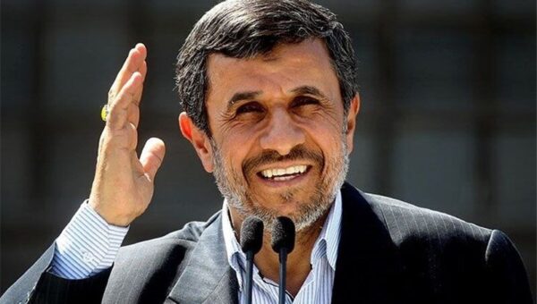 عکس  تصویر متفاوت محمود احمدی‌نژاد در حین پوشیدن جوراب بعد از گرفتن وضو!