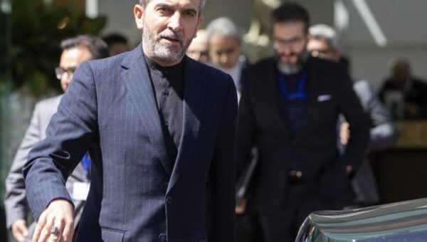 گفت‌وگوی تلفنی وزیر خارجه عمان با علی باقری