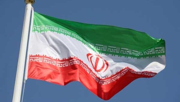 عکس  نیمه افراشته شدن پرچم ایران در انگلیس در پی شهادت ابراهیم رئیسی و هیأت همراه