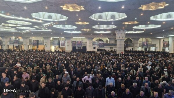 ببینید  مداحی پویانفر در مراسم وداع مردم تهران در مصلی
