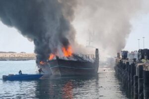 ببینید  اولین تصاویر از آتش‌سوزی در اسکله آبادان