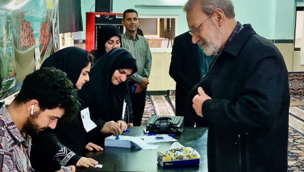 ببینید  اولین تصاویر از لاریجانی در یکی از شهرهای شمال پای صندوق رای