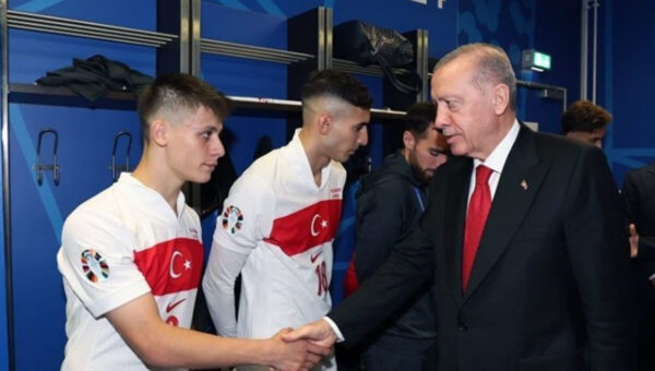 ببینید  حضور اردوغان در رختکن تیم ملی ترکیه