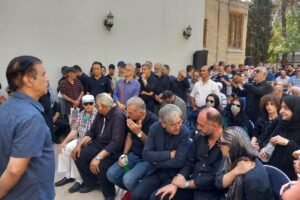 ببینید  حضور جمعی از هنرمندان در مراسم ختم زنده‌یاد سعید راد