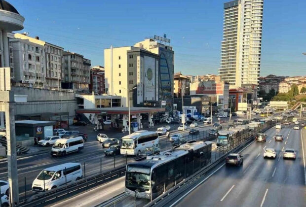 ببینید  تصاویر عجیب از کنده شدن چرخ‌های اتوبوس حین حرکت!