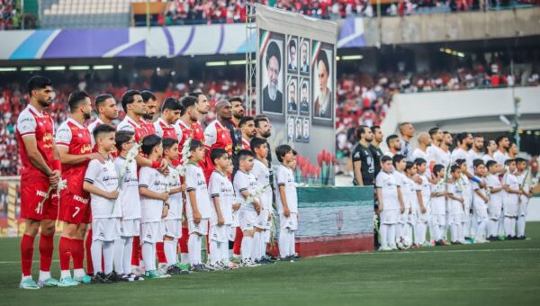 عکس پرسپولسی‌ها به یاد دختر قرمز مقابل مس رفسنجان