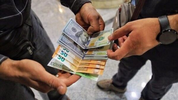 دولت باید بازار ارز را مدیریت کند/ شقاقی: تبعات حذف ارز ۴۲۰۰ تومانی هنوز تمام نشده است