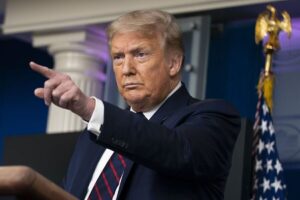 عکس  نگاه عجیب ترامپ به بایدن و همسرش پیش از مراسم تحلیف!