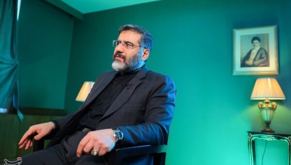 روزنامه جمهوری اسلامی: این حرف‌ها را می‌زنند تا گنبد و بارگاه ساختن برای شهید رئیسی را توجیه کنند؟