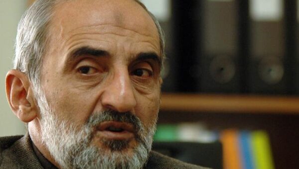 حمله تند شریعتمداری به صرافی‌هایی که ارز را با کانال تلگرامی نرخ گذاری می‌کنند؛ با آنها برخورد شود/ چه کسانی معیشت مردم را گرو گرفته‌اند؟!