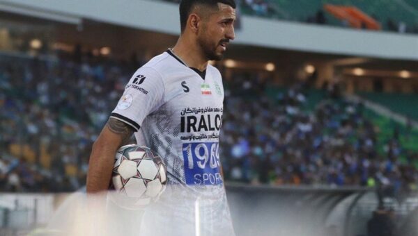ببینید  کری بازیکن جدید پرسپولیس برای استقلالی‌ها: چند سال است پرسپولیس را نبردند