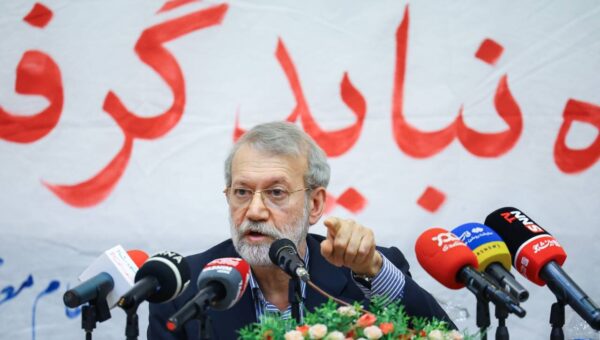 خاموشی‌ها دامان رئیس سابق مجلس را هم گرفت/ بازار داغ سلفی با علی لاریجانی در دانشگاه شاهد+تصاویر