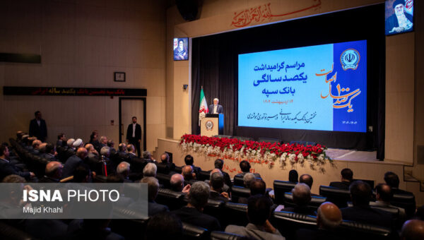 تصاویری از بازدید عارف از موزه یک بانک/ از چرتکه و ماشین حساب هندلی تا ماشین پول رسانی در موزه