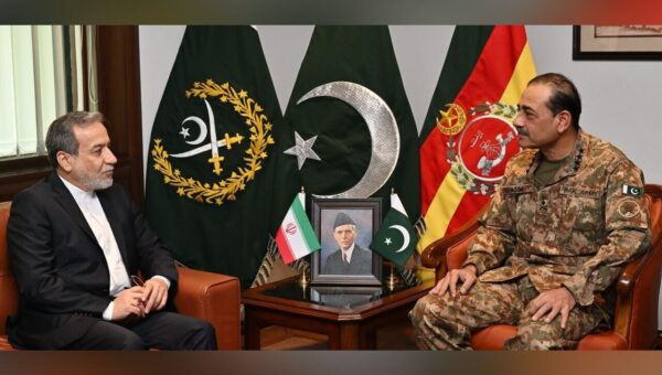 توافق فرمانده ارتش پاکستان و عراقچی بر افزایش همکاری‌ها در منطقه