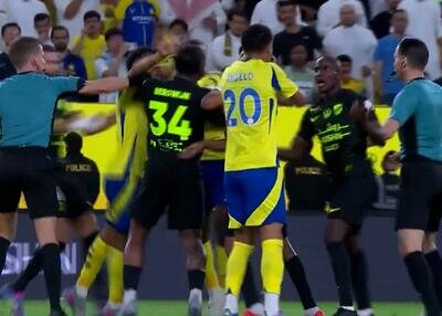 ببینید  درگیری شدید بازیکنان الاتحاد و النصر پس از سوت پایان