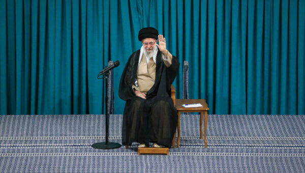 ببینید  رهبر انقلاب: قهرمان داریم، تاریخ پرافتخار هم داریم؛ باید این افتخارات را به نسل‌ها منتقل کنیم