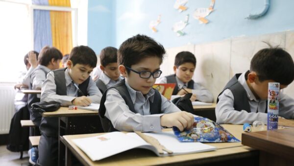 ببینید  انتقاد مجری برنامه از بازگشایی مدارس در ساعت ۶ صبح