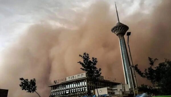 ببینید  تصاویری از لحظه ورود گردوخاک به تهران