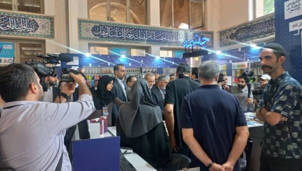 رییس جمهور به نمایشگاه کتاب رفت