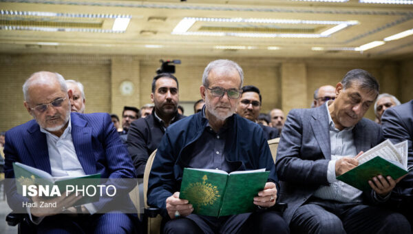 ماجرای قرآن خواندن رئیس‌جمهور در یک مراسم چه بود؟/ کدام دولتمردان او را همراهی می‌کردند؟+تصاویر