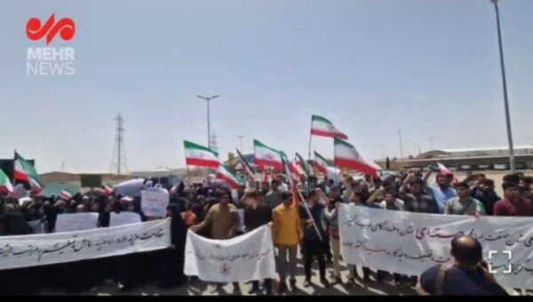 تجمع دانشجویان مقابل یک سایت هسته‌ای+تصاویر