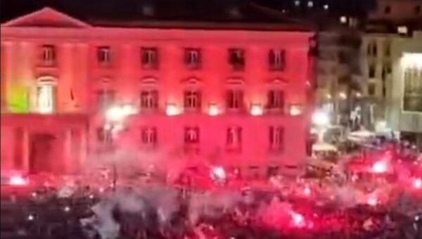 ببینید  شهر ناپل پس از گل ناپولی منفجر شد