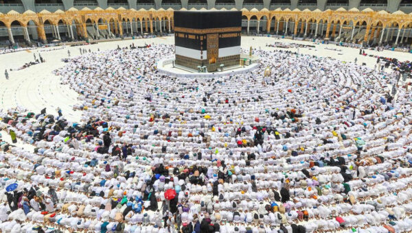 آیا پول واریزی برای سفر حج یا عمره خمس دارد؟