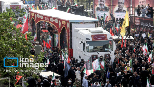 بدرقه باشکوه سرداران و دانشمندان شهید توسط مردم ایران/ تابوت کودکان جلودار کاروان شهدا شد