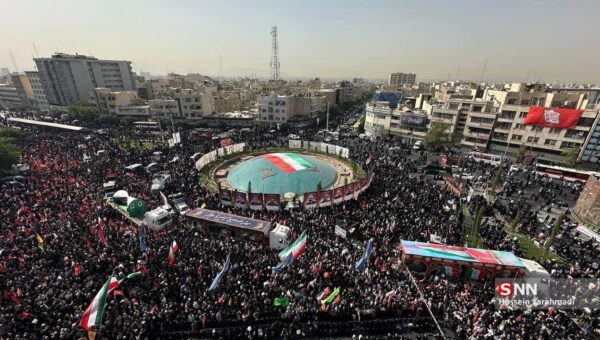 حضور وزیر راه و شهرسازی در مراسم تشییع شهدا