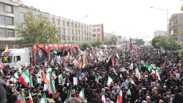 کدام وزرا در مراسم تشییع شهدای اقتدار حضور داشتند؟ / رئیس سازمان حفاظت محیط زیست و رفیع زاده هم آمده‌بودند