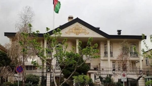 عکس  پرچم امارت اسلامی رسماً در سفارت افغانستان در مسکو پایتخت روسیه بر افراشته شد