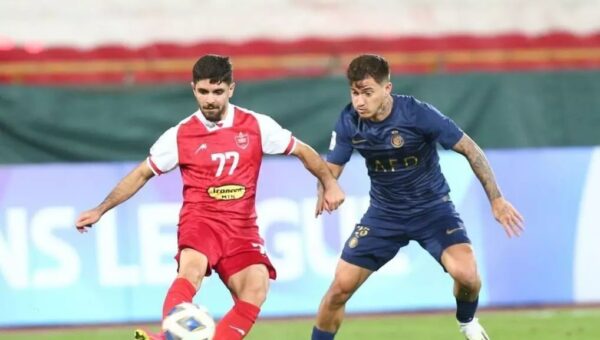 عکس عمری با پرسپولیس ۴ ساله تمدید کرد