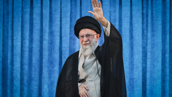 عکس  زیرنویس شبکه یک سیما: حضور رهبر معظم انقلاب در عزاداری شب عاشورا در حسینیه امام خمینی